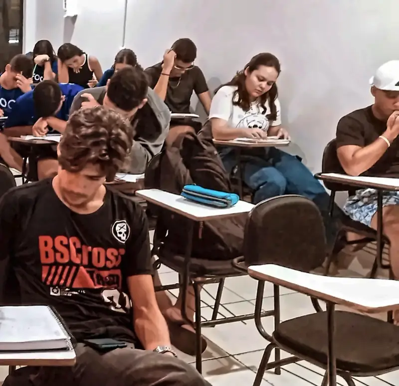 Alunos do Foco concentrados, escrevendo nas carteiras