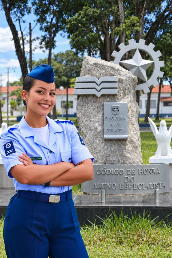 Jovem de farda azul da Aeronáutica